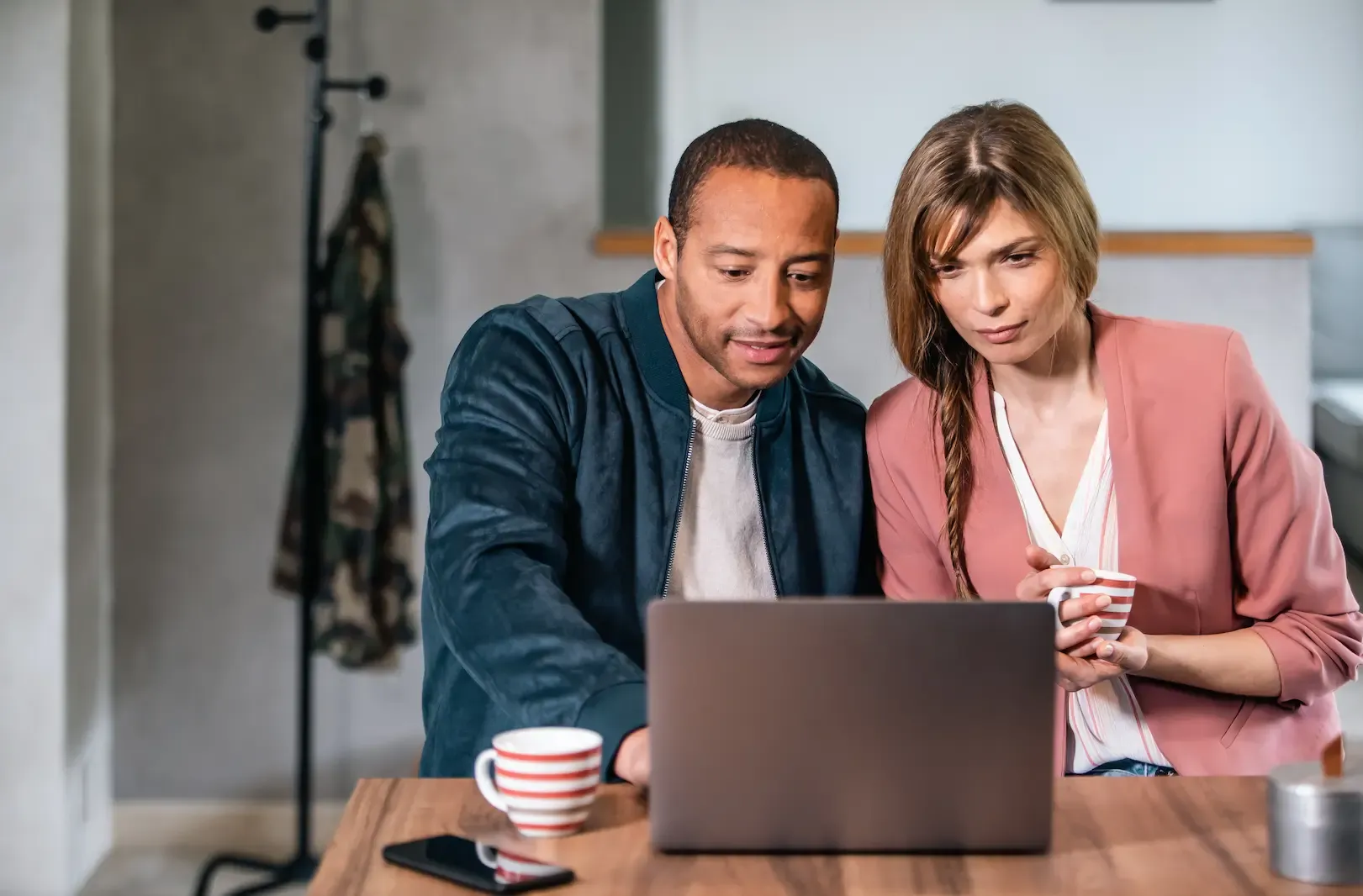 Photo d'un couple qui consulte un ordinateur