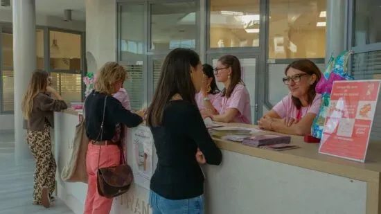 Photo des stands d'information au siège de l'AGPM pour Octobre Rose