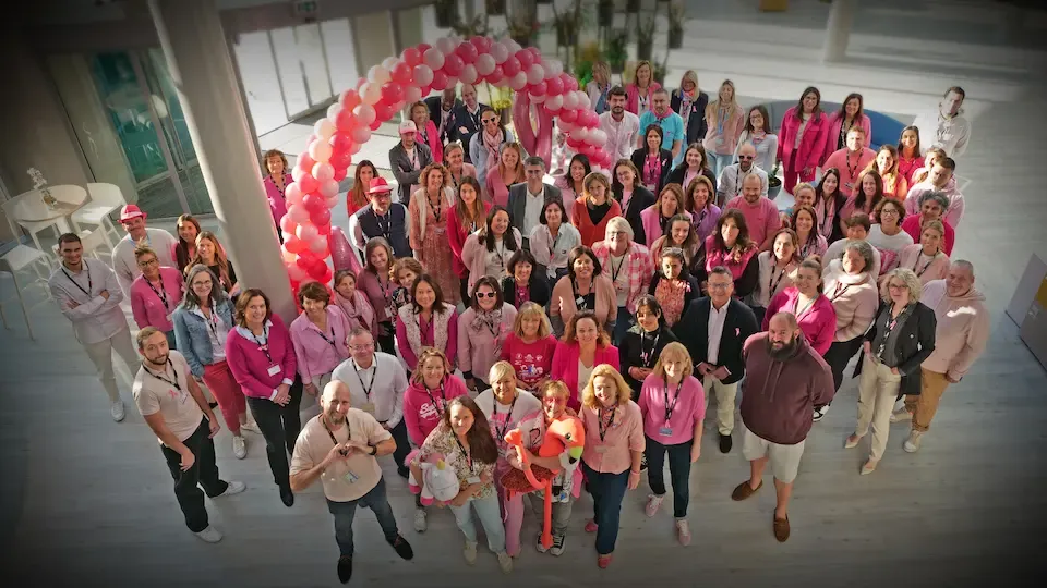 Les collaborateurs de l'AGPM réunis au siège en rose pour Octobre Rose