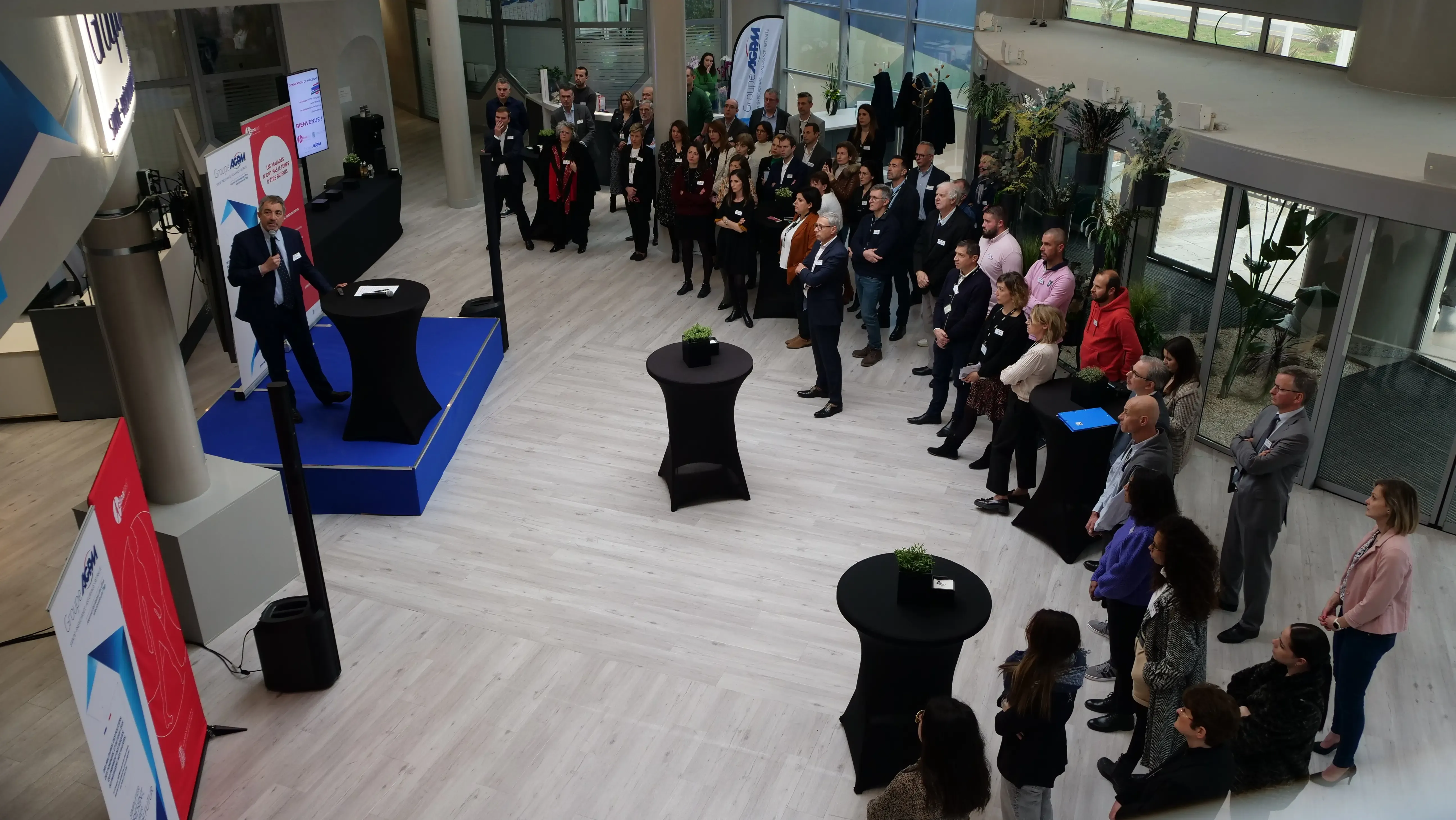 Photographie lors de la signature dans le hall d'entrée au siège de l'AGPM à Toulon