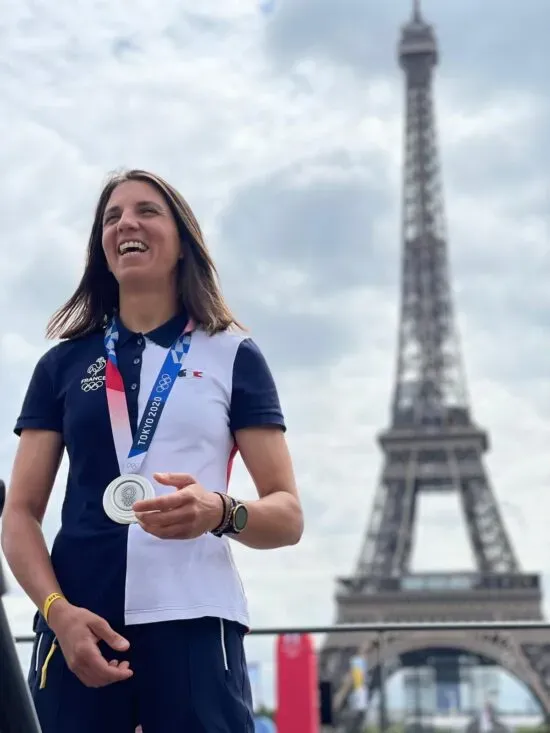 Photo de l'athlète Charline Picon devant la Tour Effeil