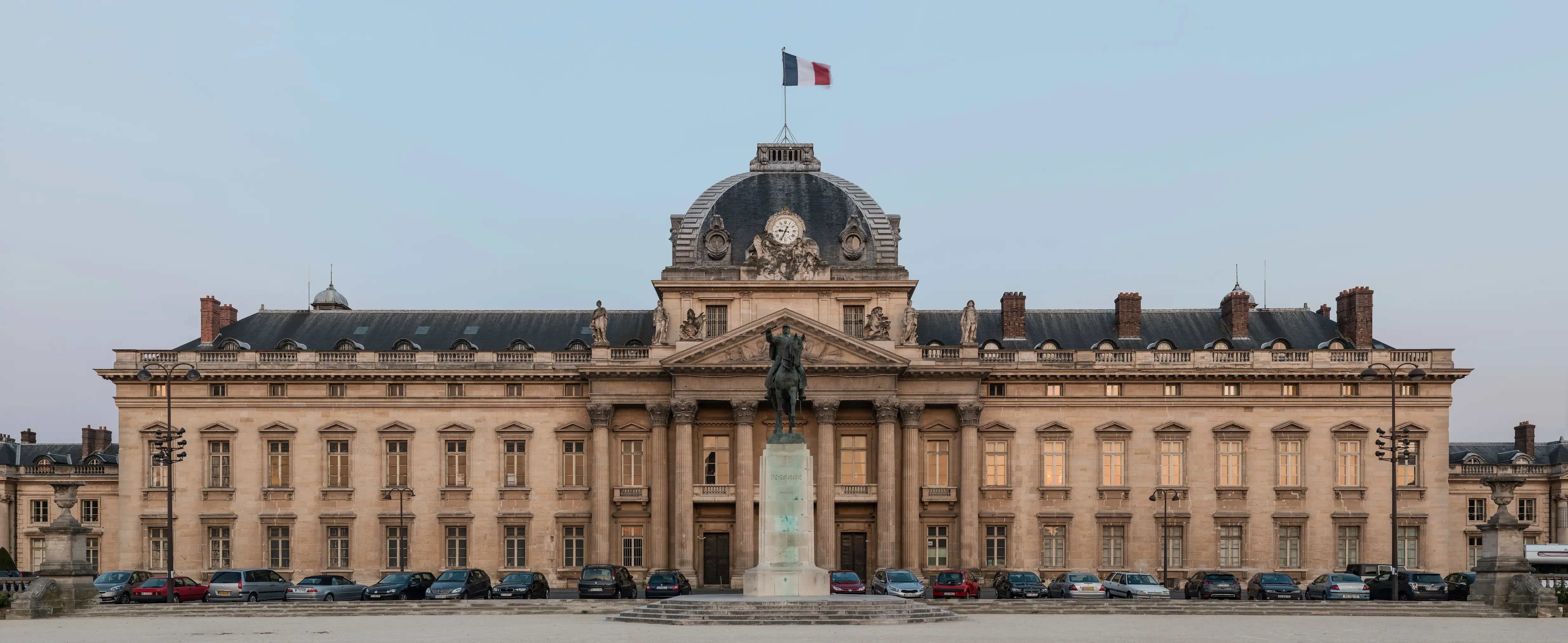 La façade de l'École militaire, place Joffre.