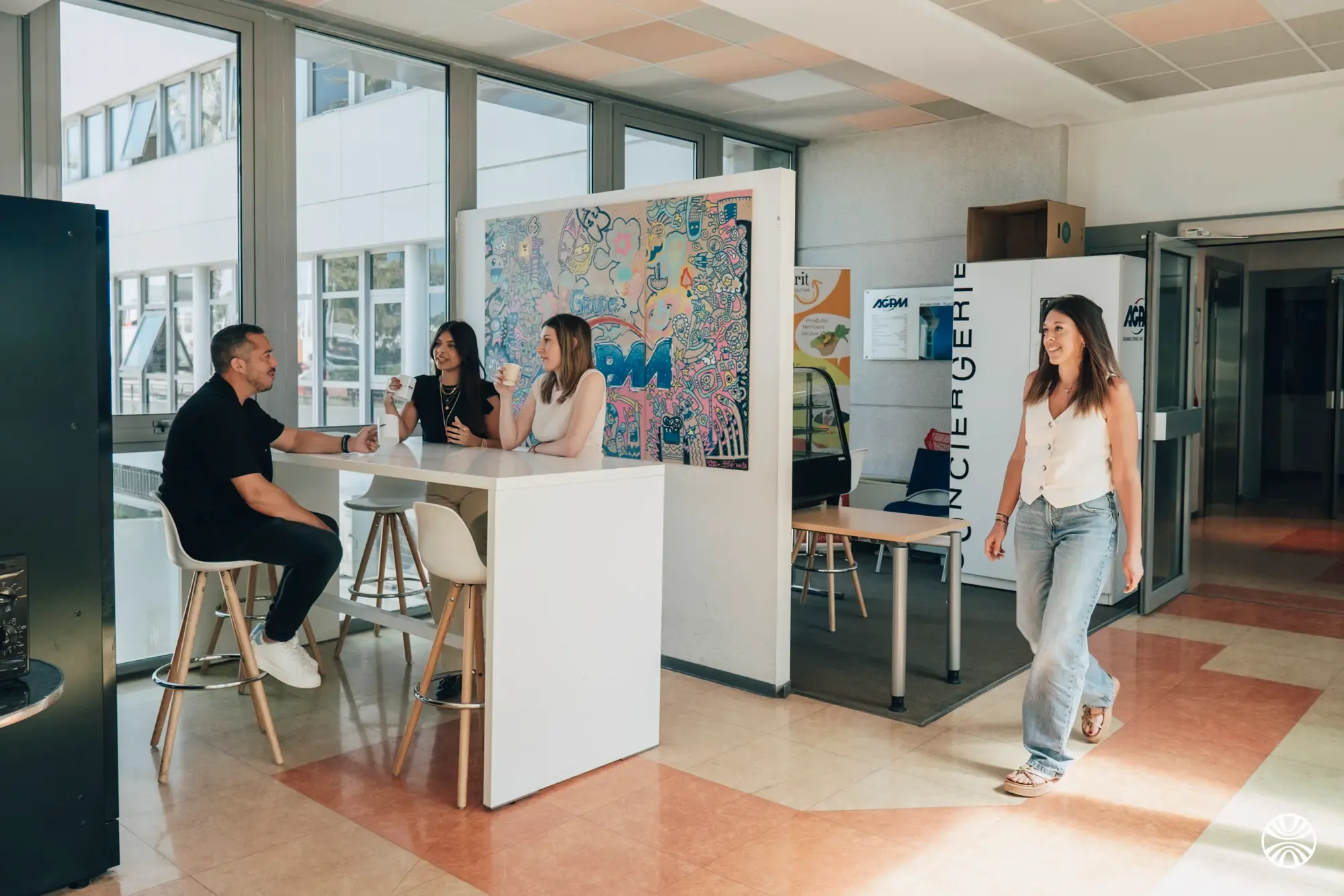 Espace de convivialité en entreprise favorisant le bien-être au travail et les échanges entre collaborateurs