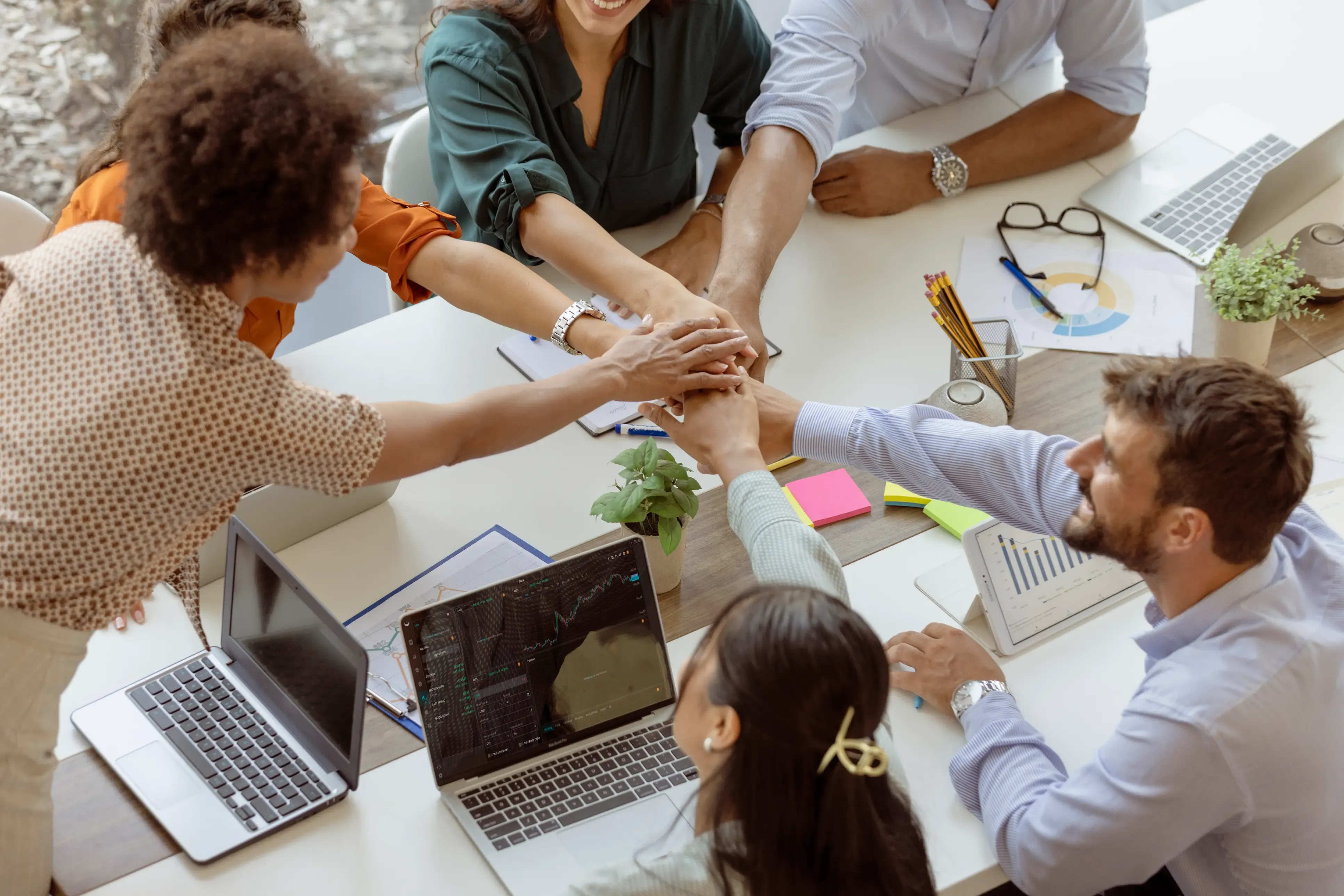 Équipe réunie pour un travail collaboratif