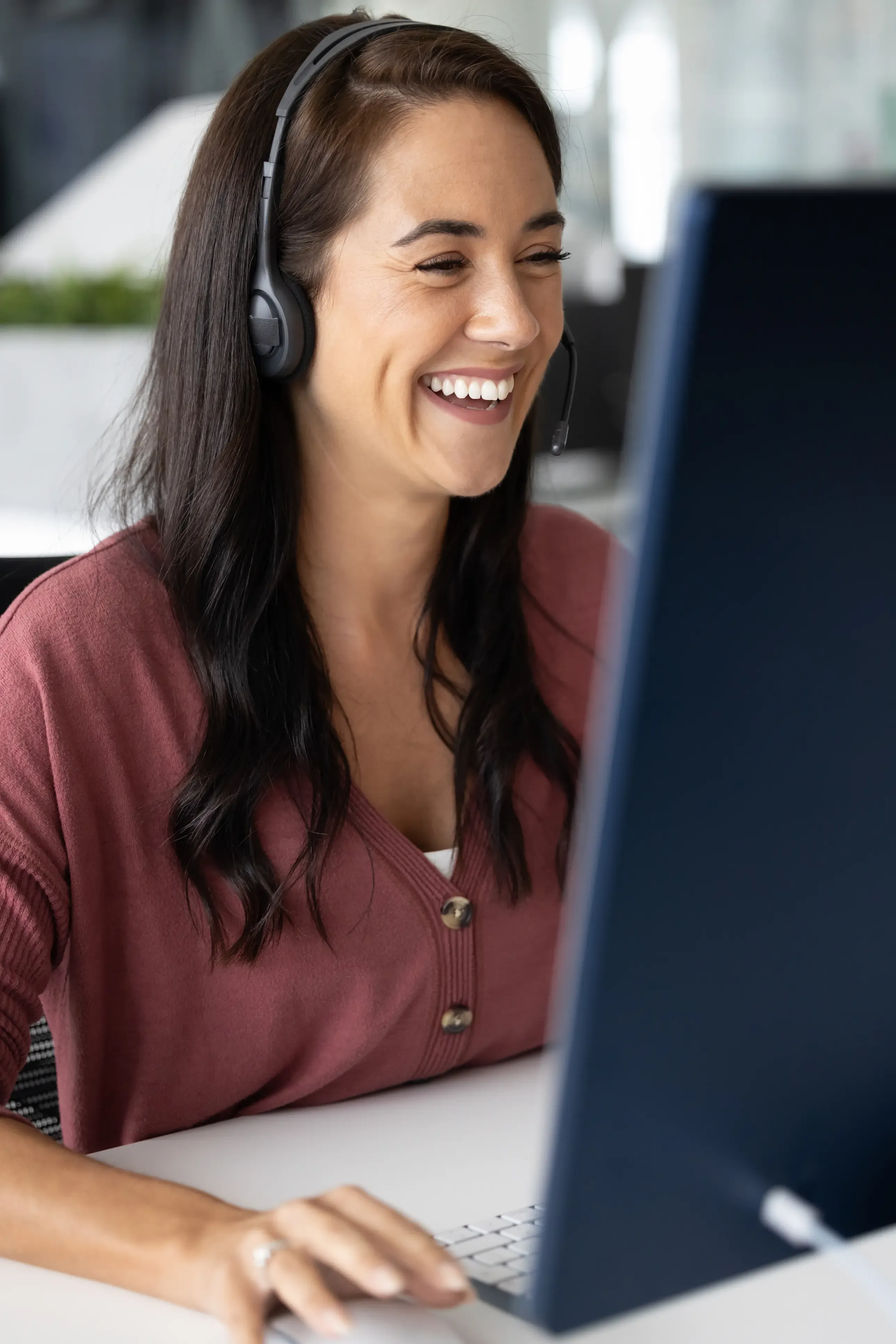 Collaboratrice RH souriante, disponible pour répondre aux questions qui vont lui être posées par les candidats et les collaborateurs