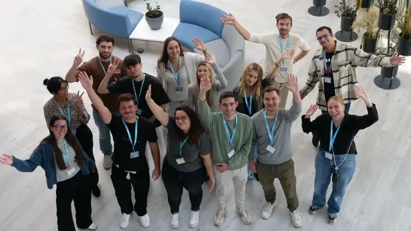 Groupe d’étudiants en alternance réunis au sein de l’entreprise et membres de la communauté des alternants