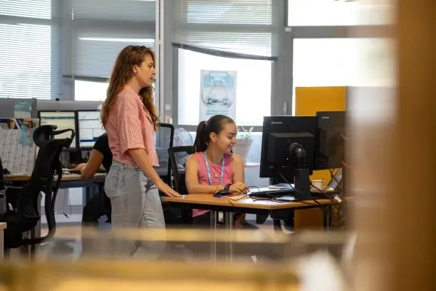 Étudiante en stage accompagnée par sa maîtresse de stage