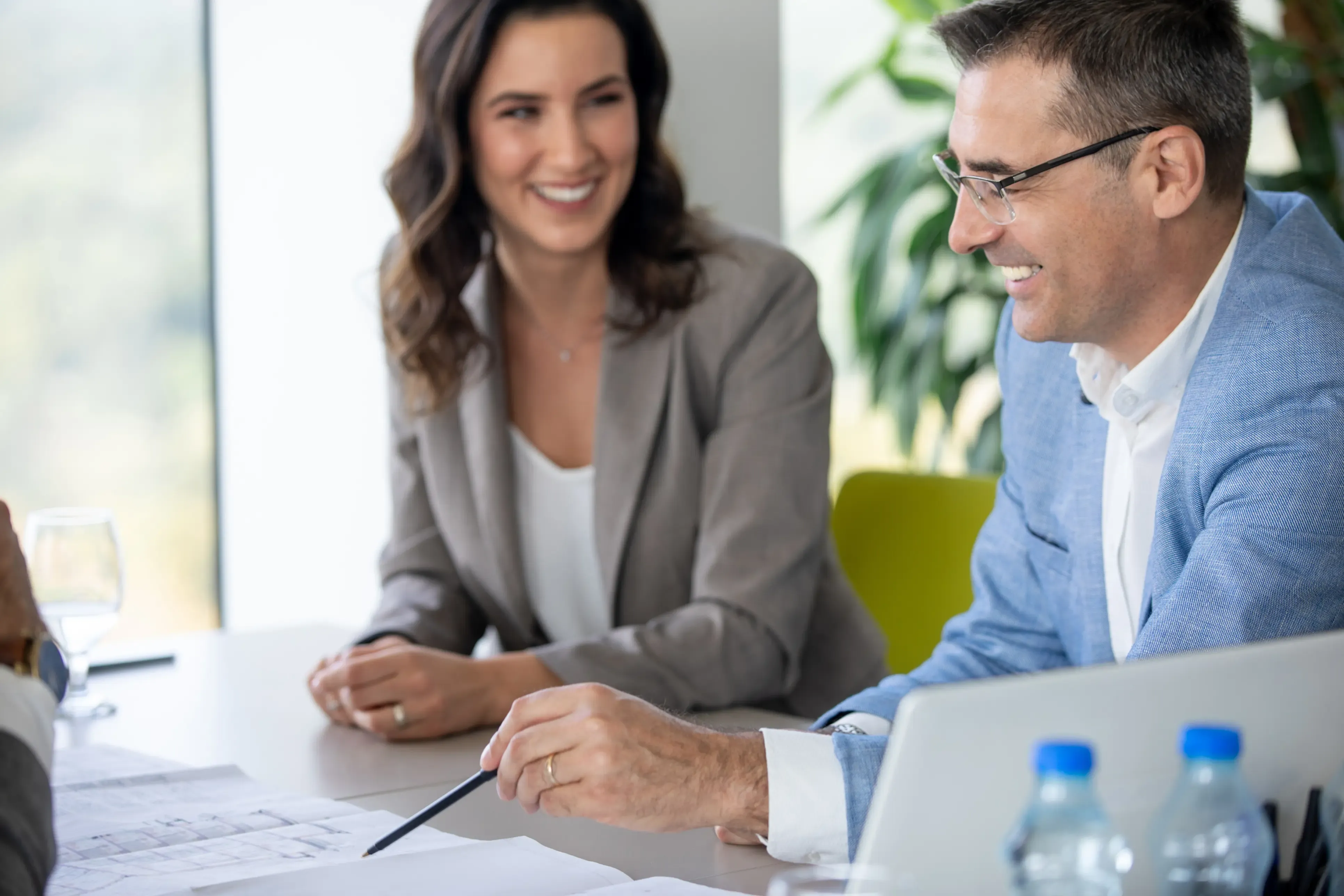 Collaborateur expert échangeant avec une collègue en réunion