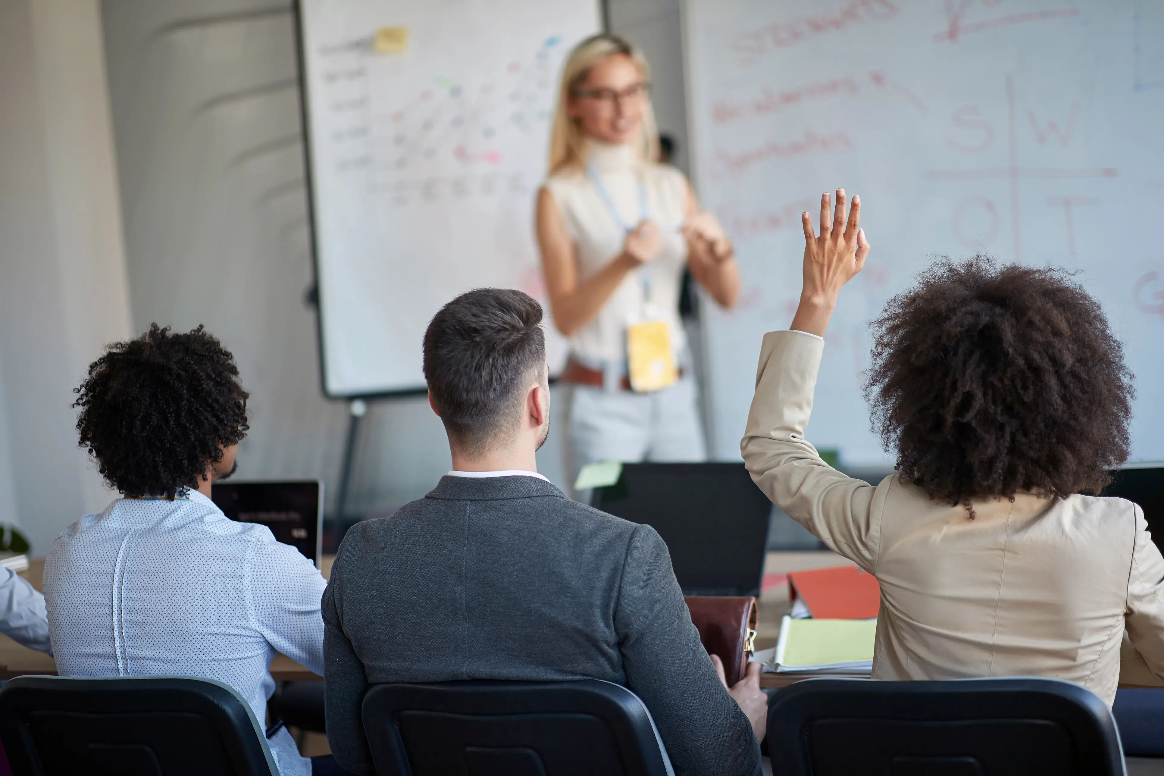 Formation en entreprise avec participants en salle