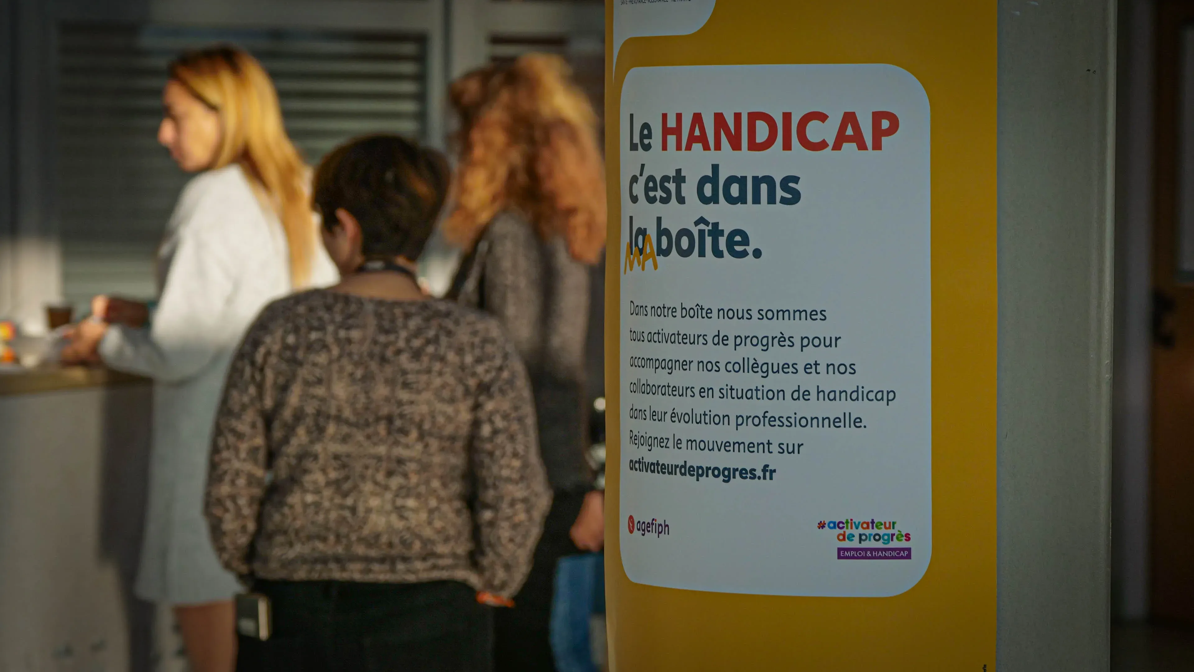 Sensibilisation au handicap en entreprise avec affichage sur l'inclusion des collaborateurs
