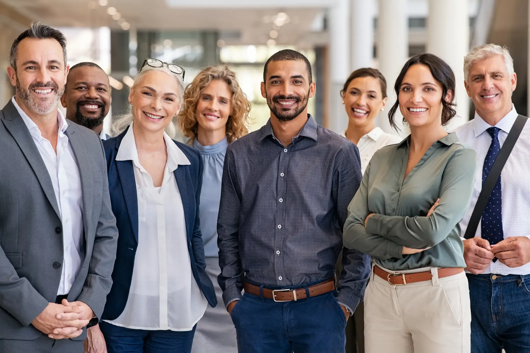 Groupe de collaborateurs en entreprise représentant la diversité et la richesse des métiers