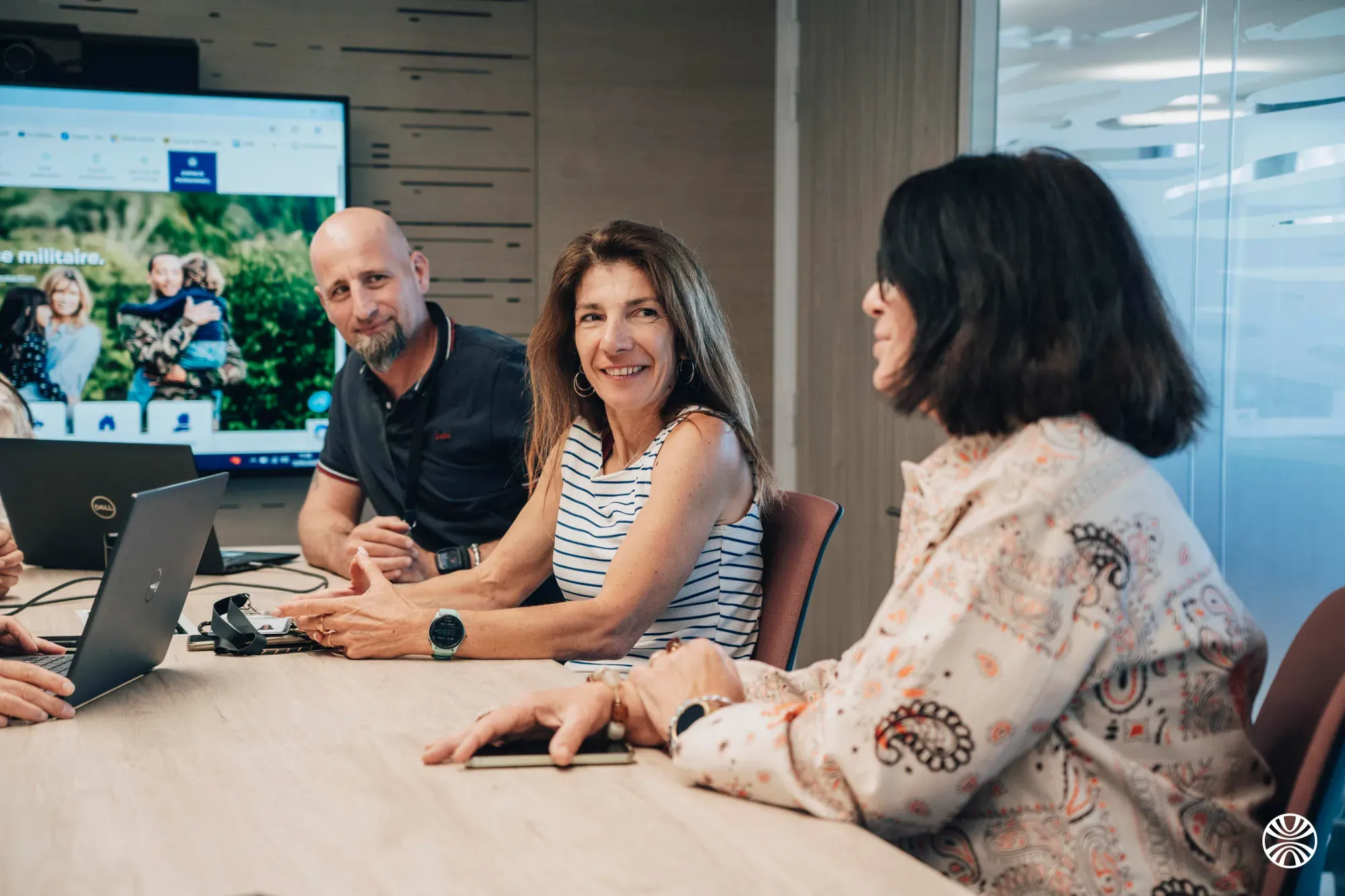 Des collaborateurs seniors participants à une réunion dans une salle de travail
