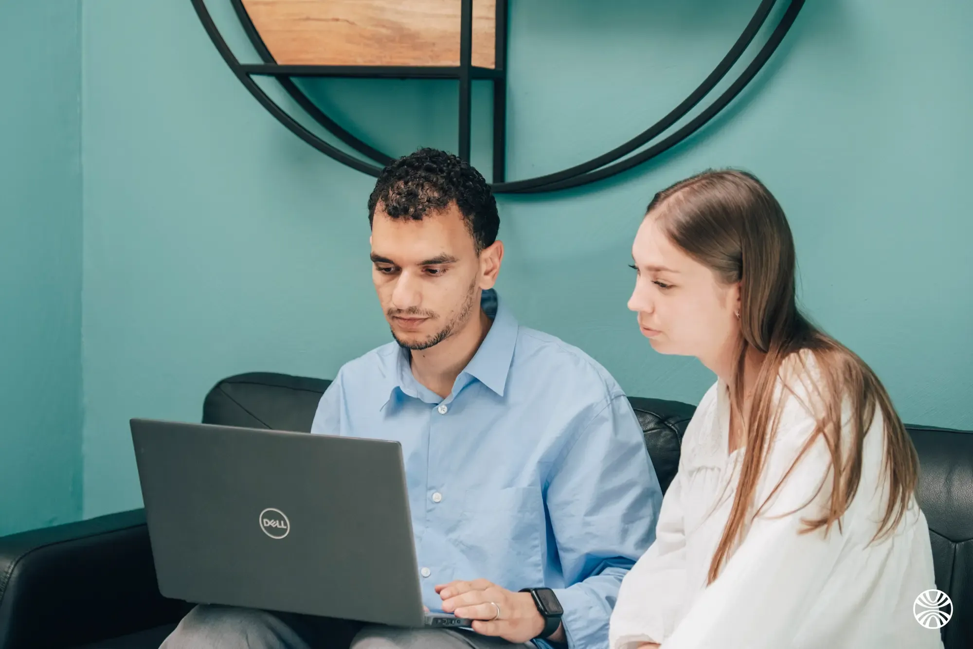 Jeune diplômée travaillant sur ordinateur avec un collègue