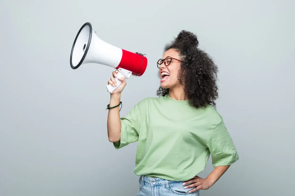 Femme utilisant un mégaphone pour communiquer un message