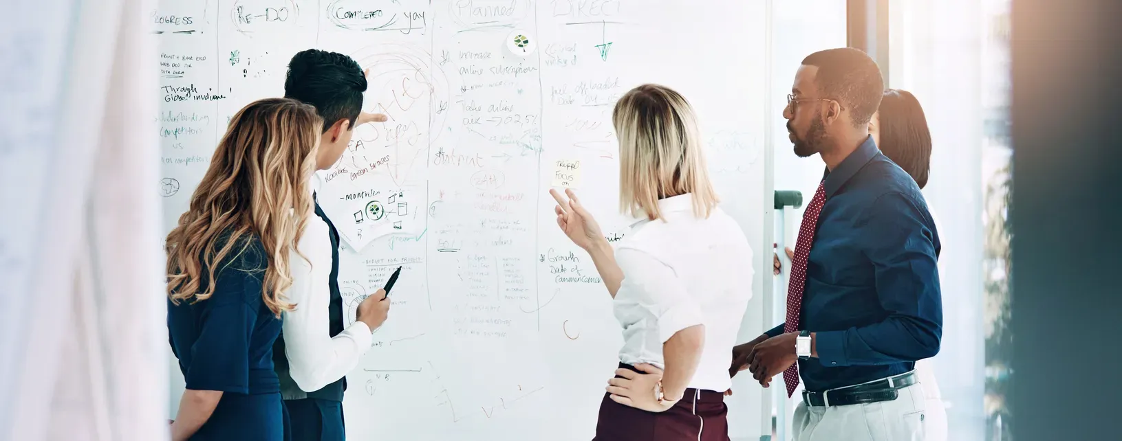 Équipe travaillant devant un tableau sur une offre d’assurance