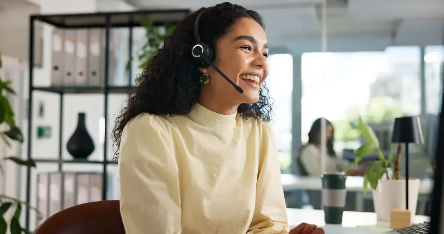 Conseillère souriante prodiguant des conseils pour la carrière et l'accompagnement professionnel 