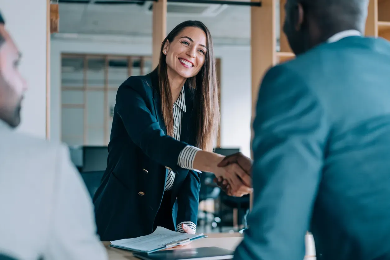 Conseillère commerciale serrant la main d’un client