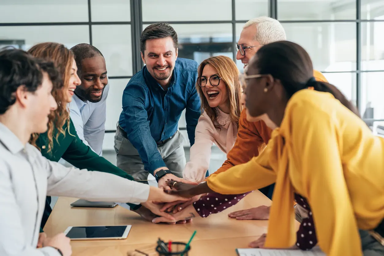 Collaborateurs réunis pour travailler en équipe