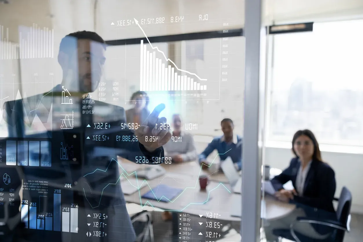 Équipe analysant des données financières