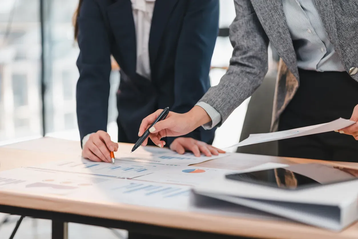 Collaborateurs analysant des graphiques et documents sur une table