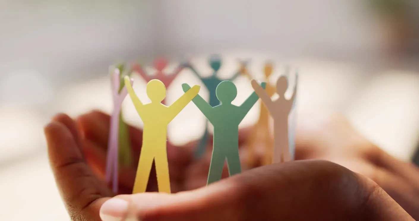 Diversité et inclusion en entreprise symbolisés par des figurines représentant les collaborateurs