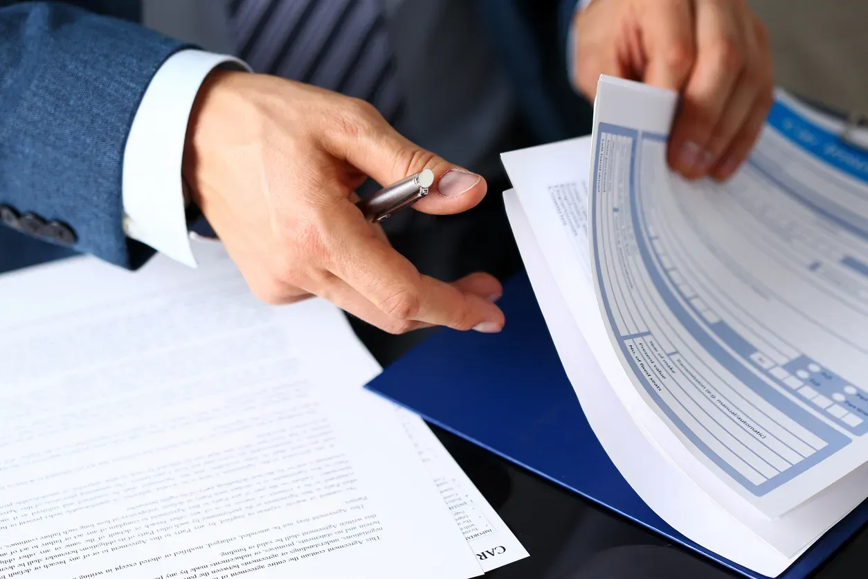Collaborateur examinant un dossier d’assurance