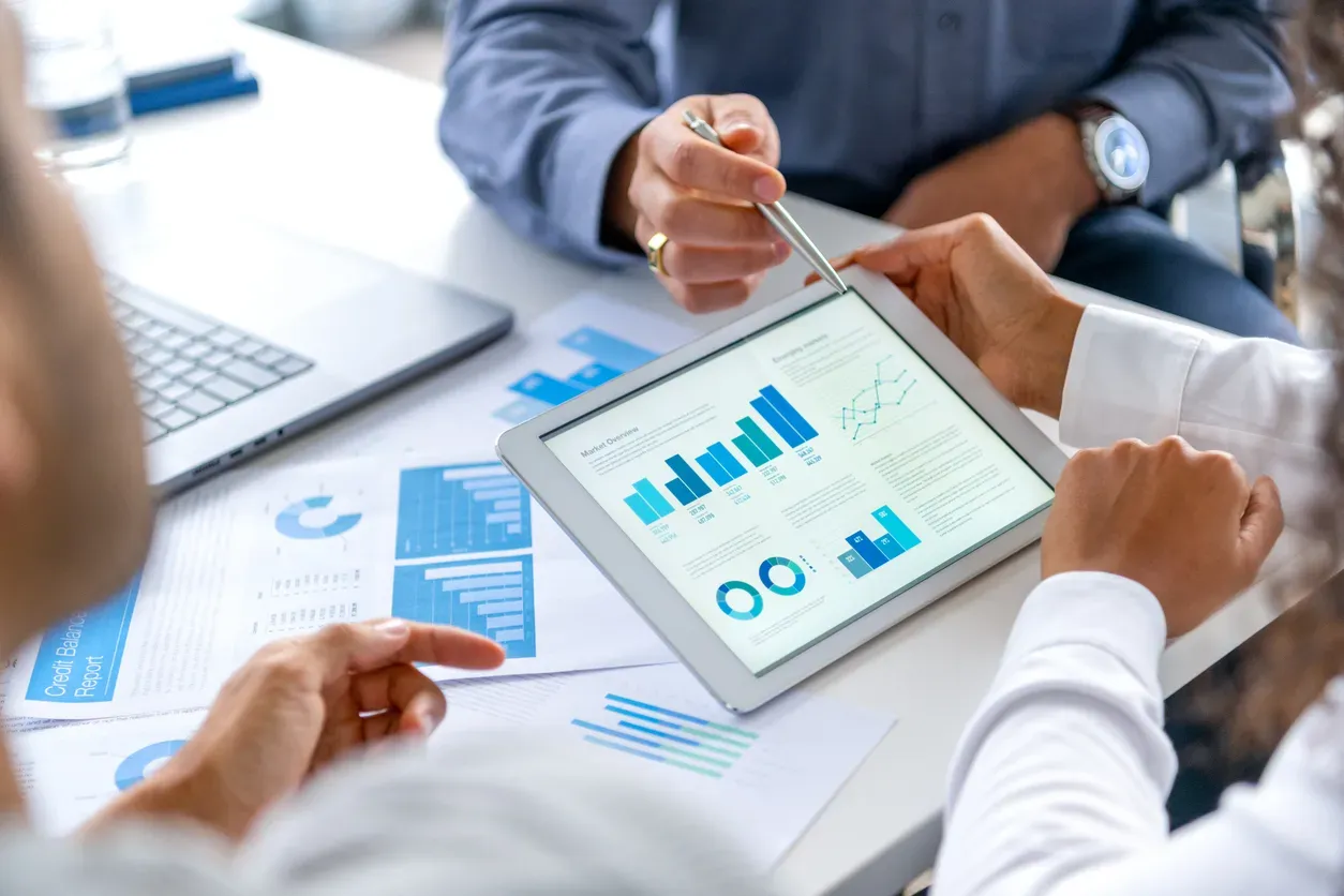 Analyse de données financières sur tablette en entreprise