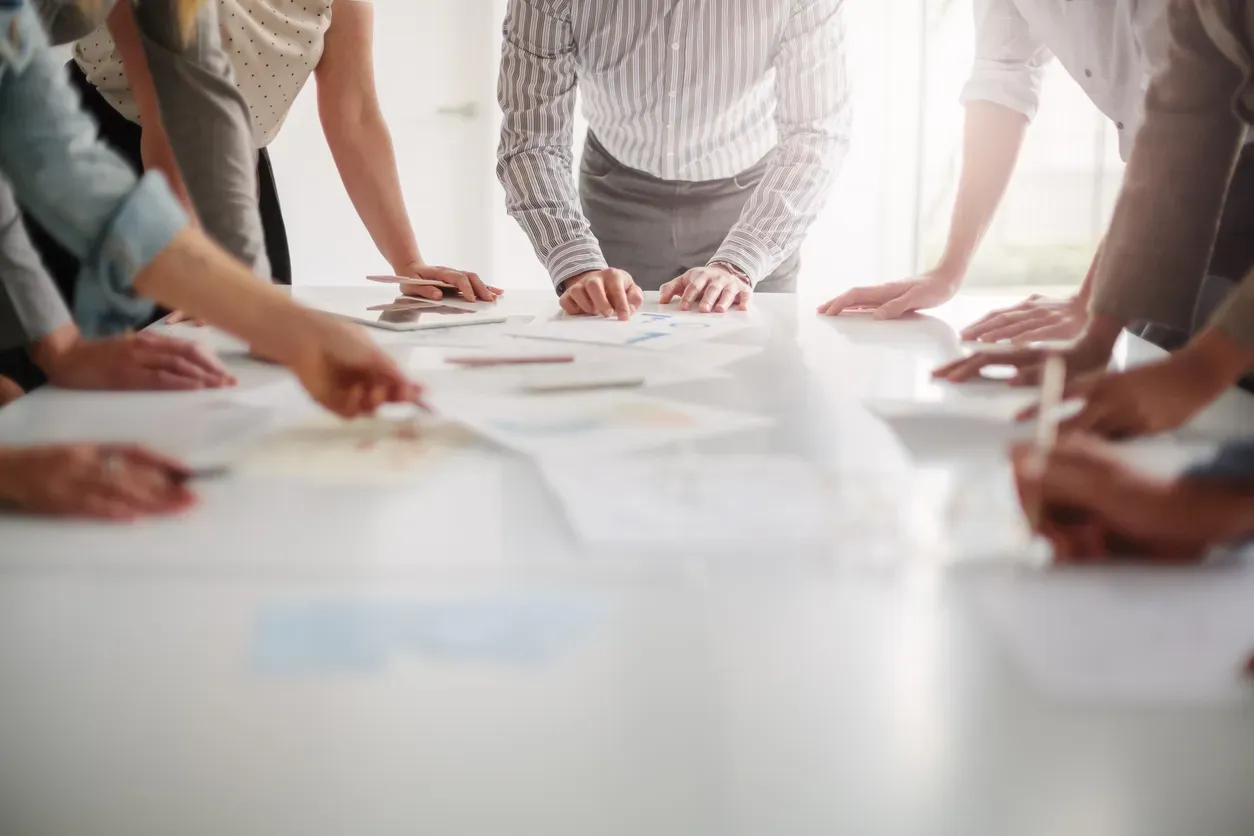 Équipe travaillant ensemble sur un projet d’entreprise