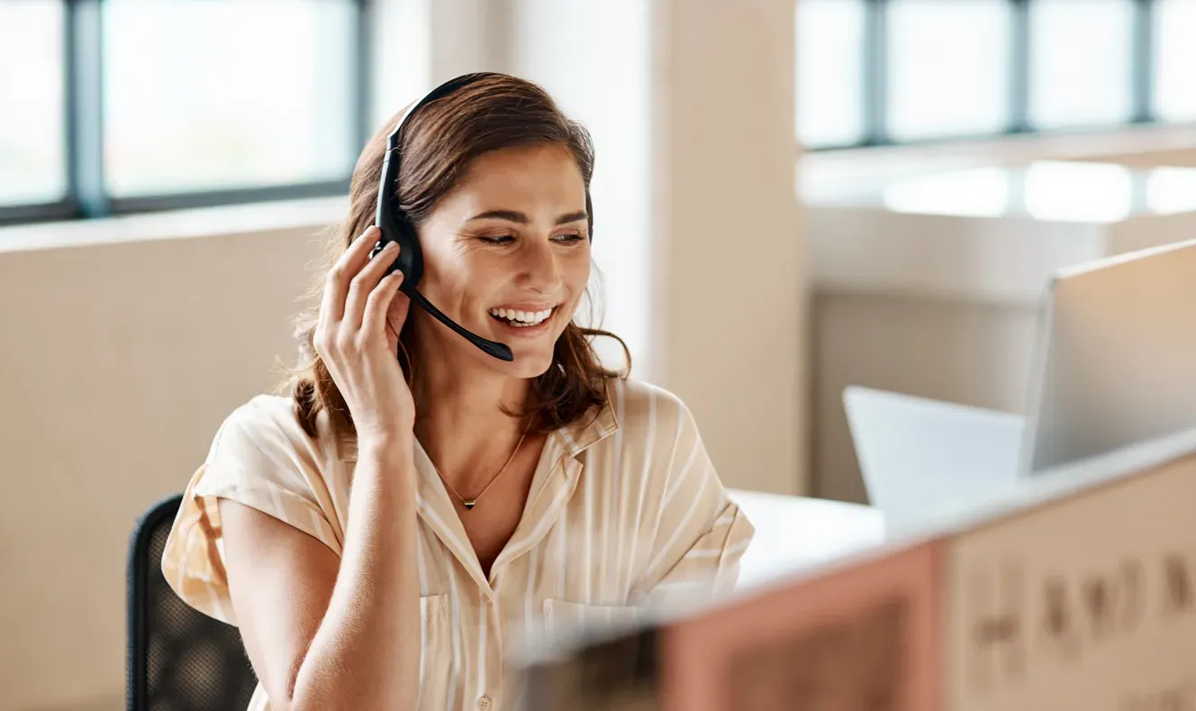 Conseillère relation client avec casque dans un bureau